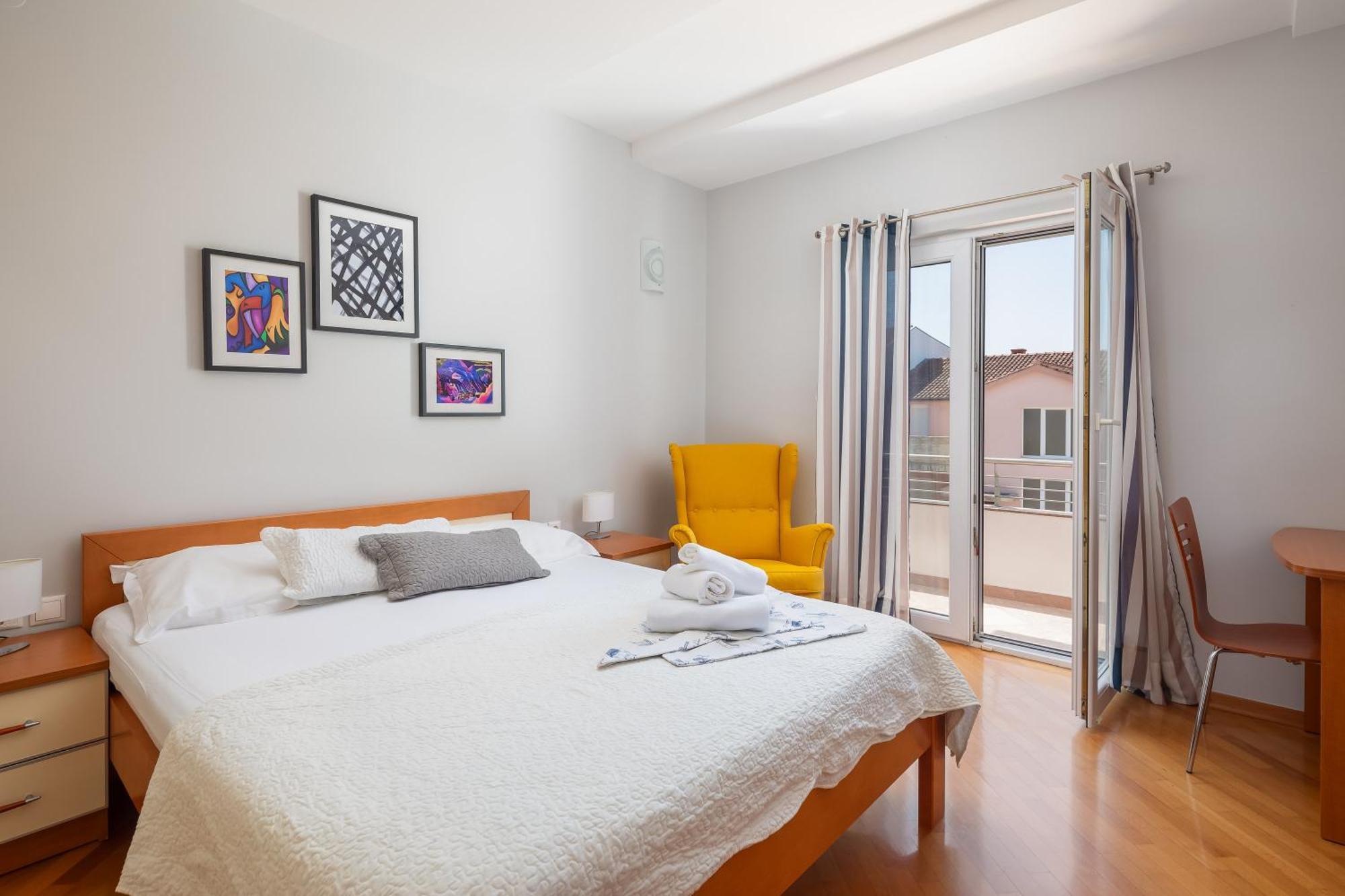 Brkic Apartments With Private Parking Макарска Екстериор снимка