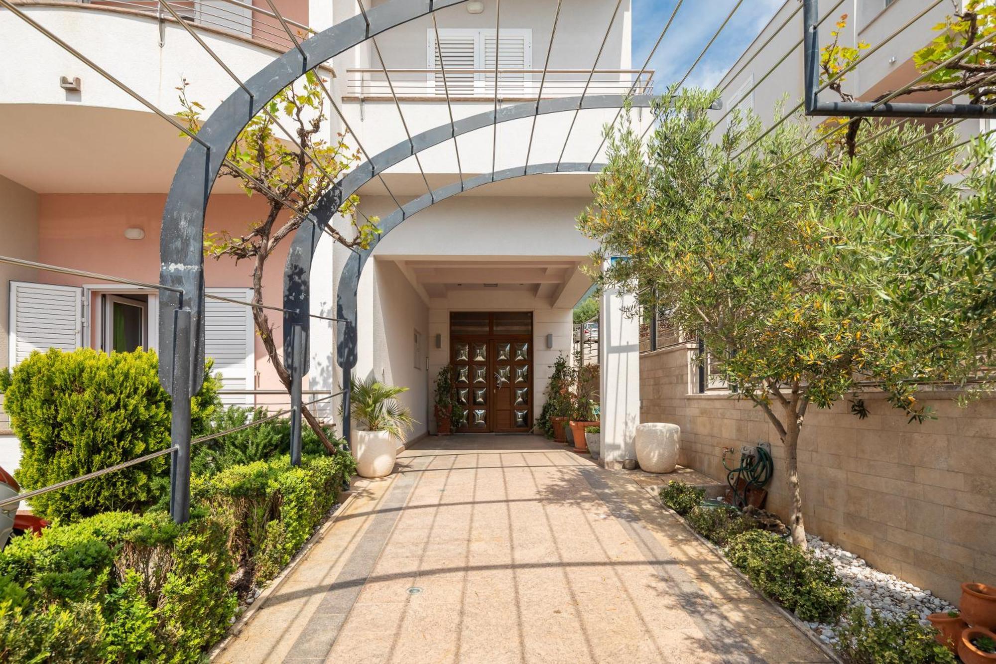 Brkic Apartments With Private Parking Макарска Екстериор снимка