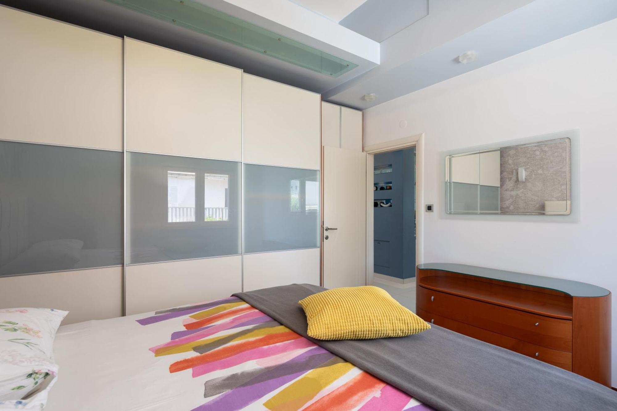 Brkic Apartments With Private Parking Макарска Стая снимка