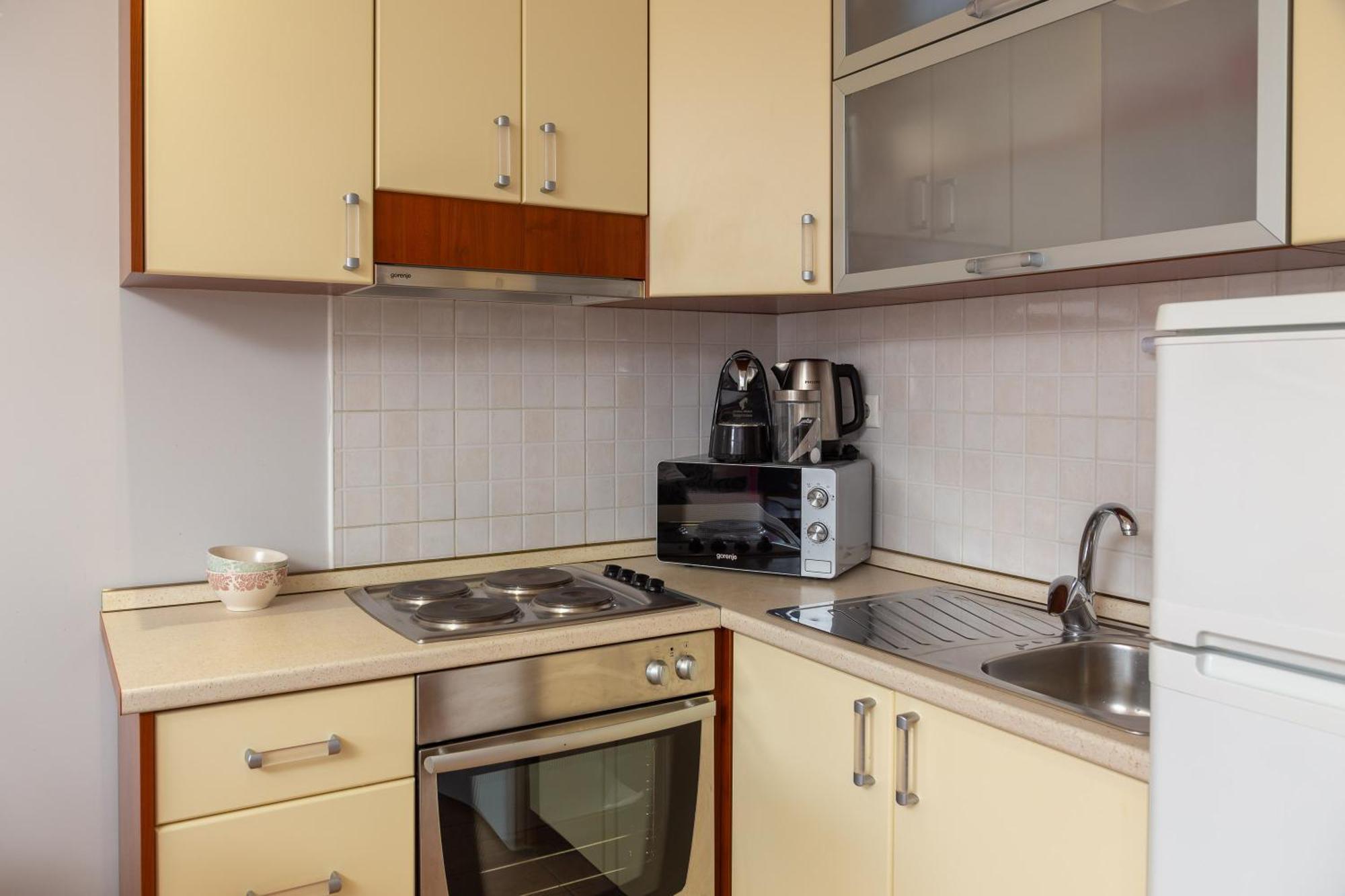 Brkic Apartments With Private Parking Макарска Стая снимка