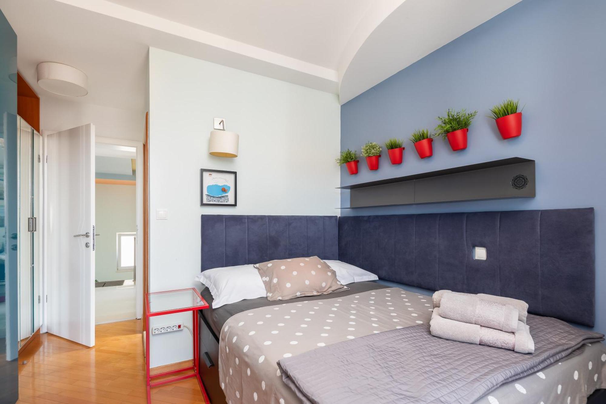 Brkic Apartments With Private Parking Макарска Стая снимка