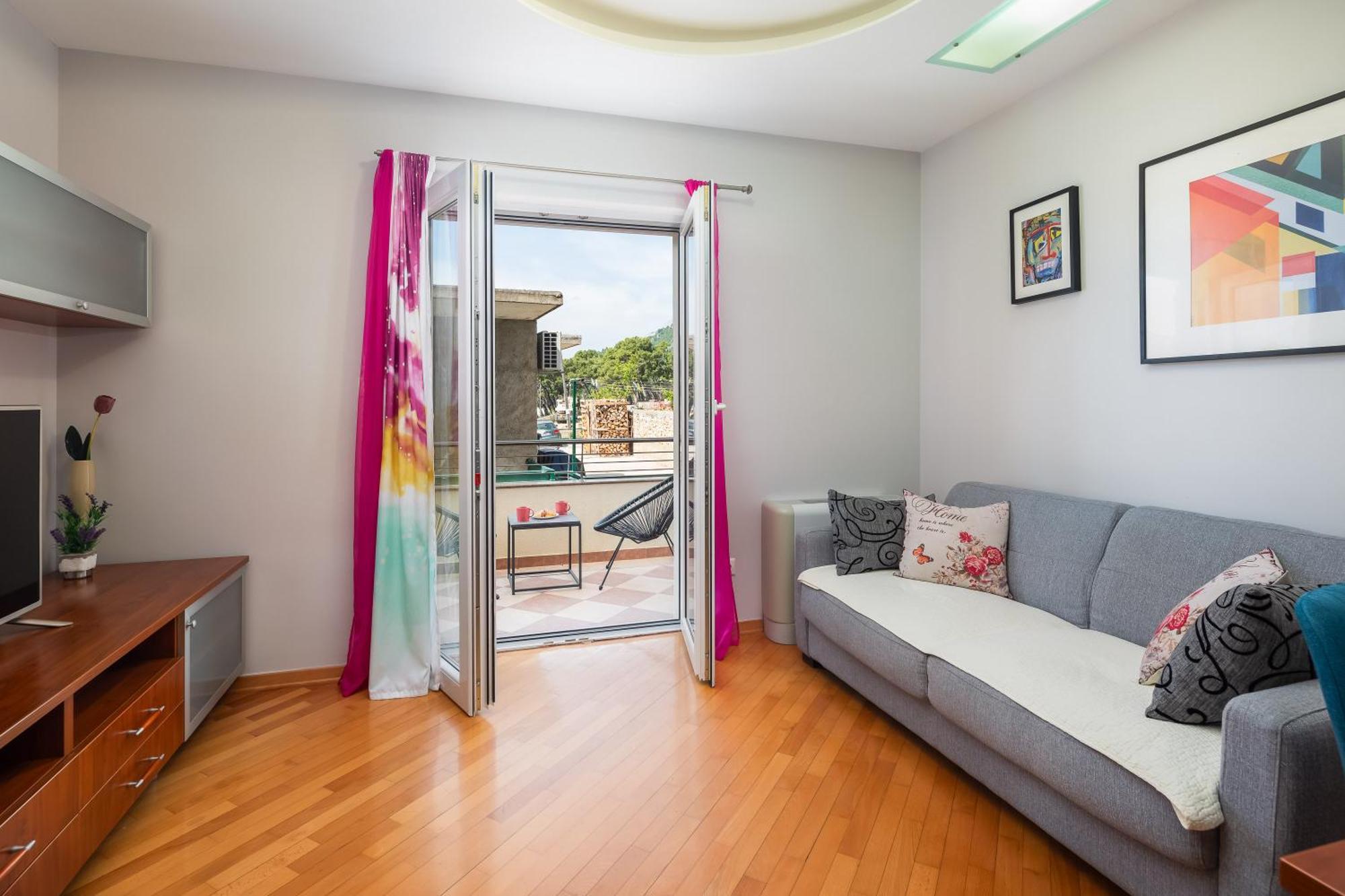 Brkic Apartments With Private Parking Макарска Стая снимка