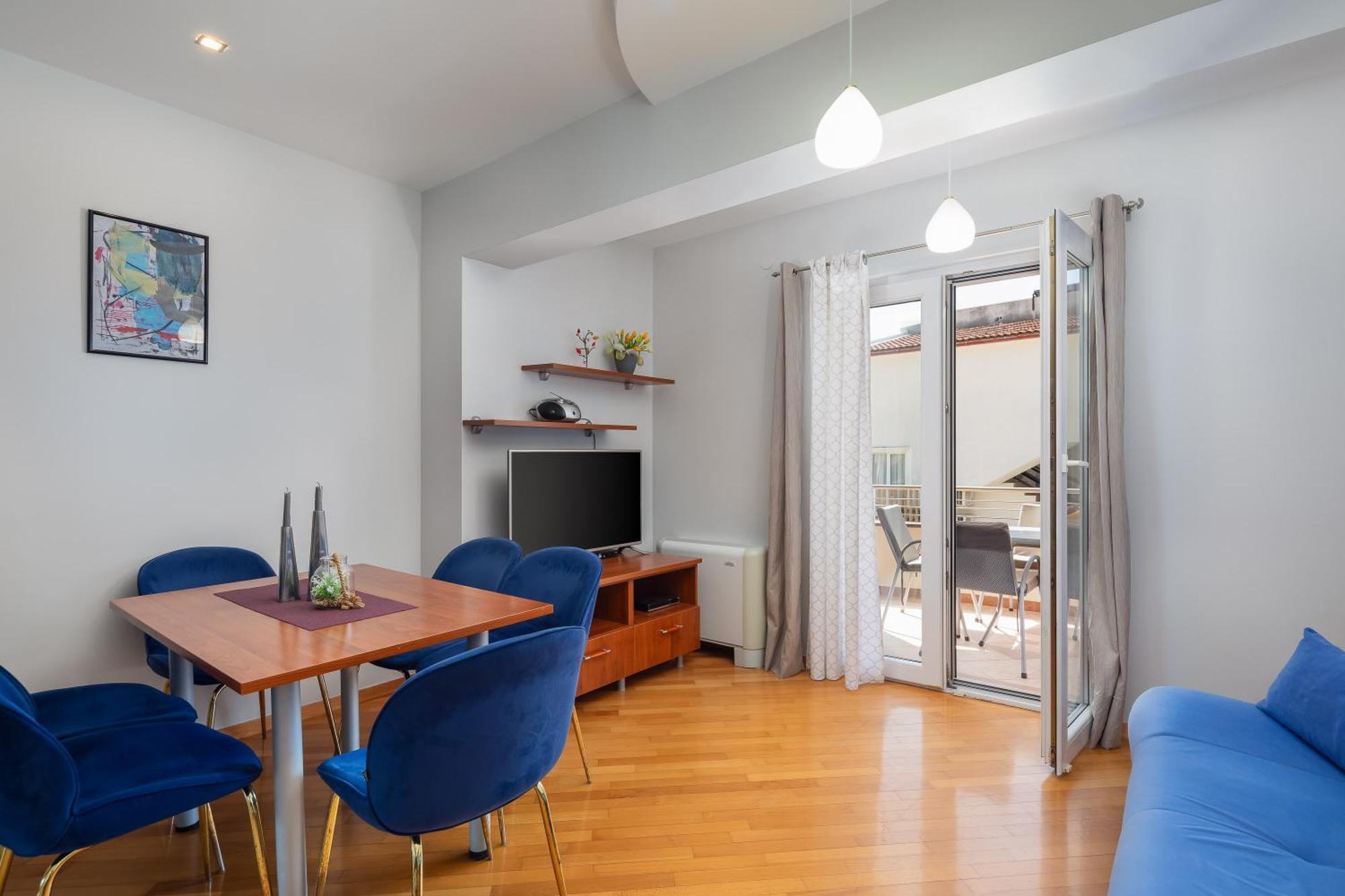 Brkic Apartments With Private Parking Макарска Стая снимка