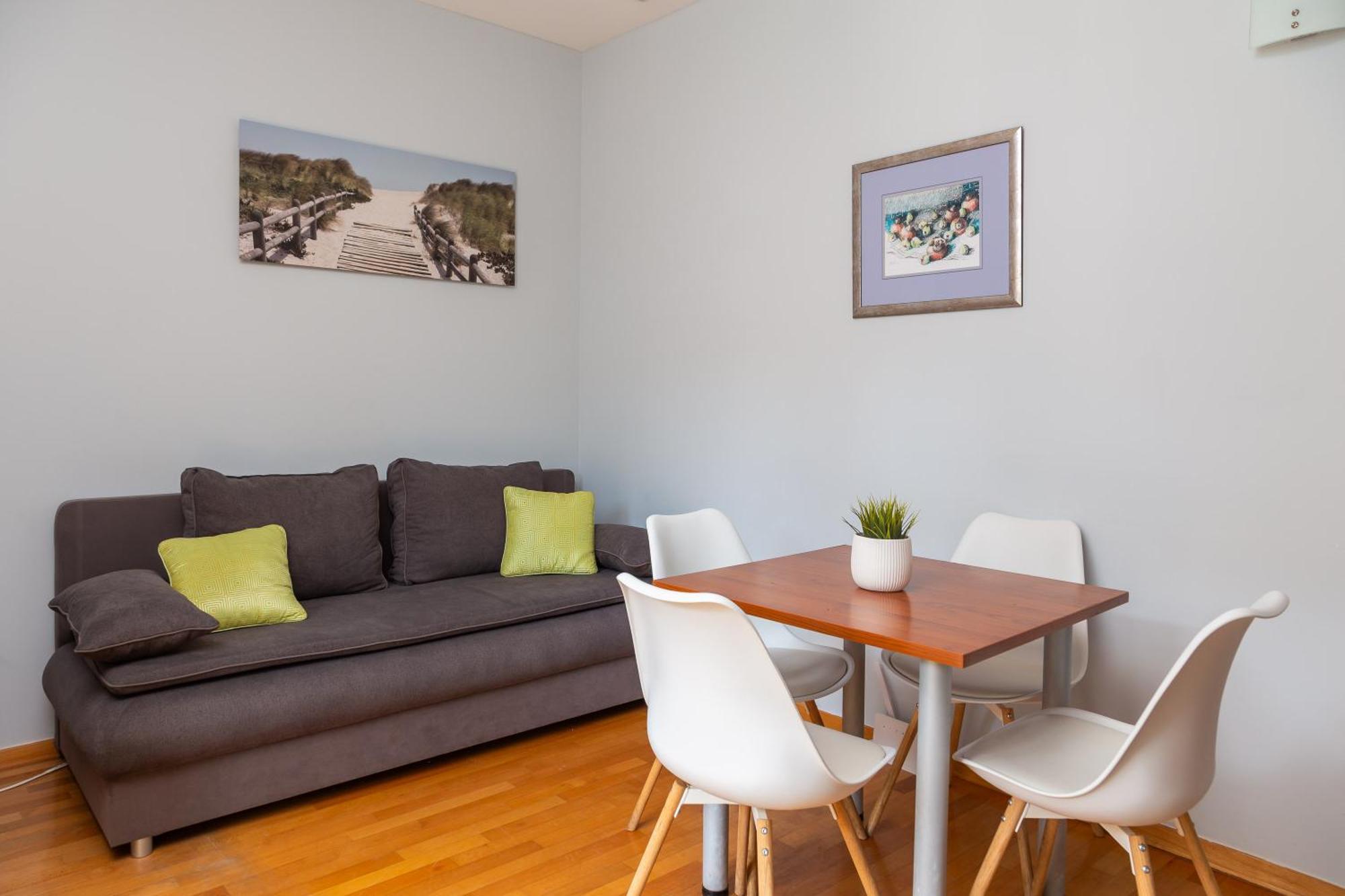 Brkic Apartments With Private Parking Макарска Стая снимка