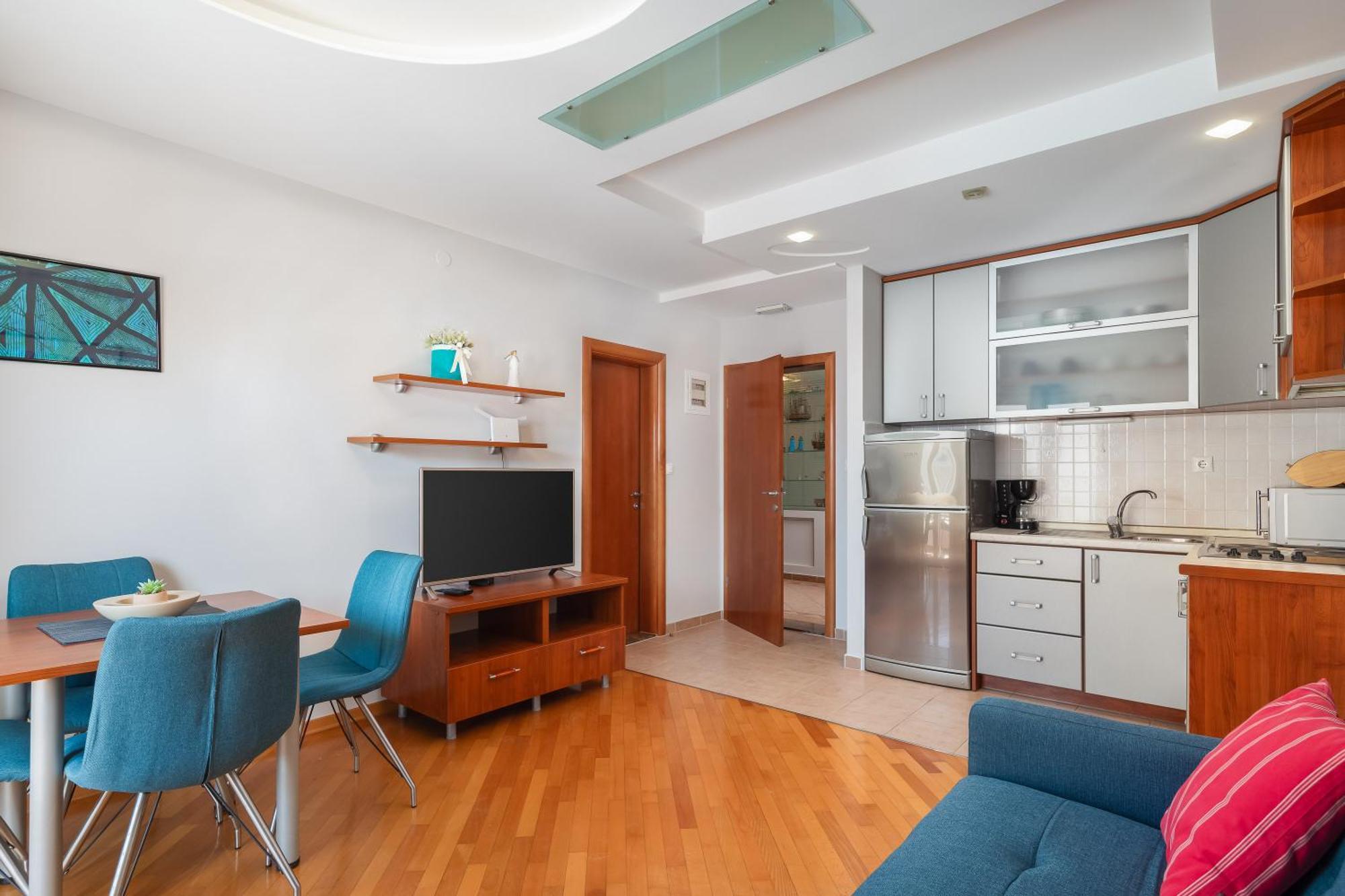Brkic Apartments With Private Parking Макарска Стая снимка