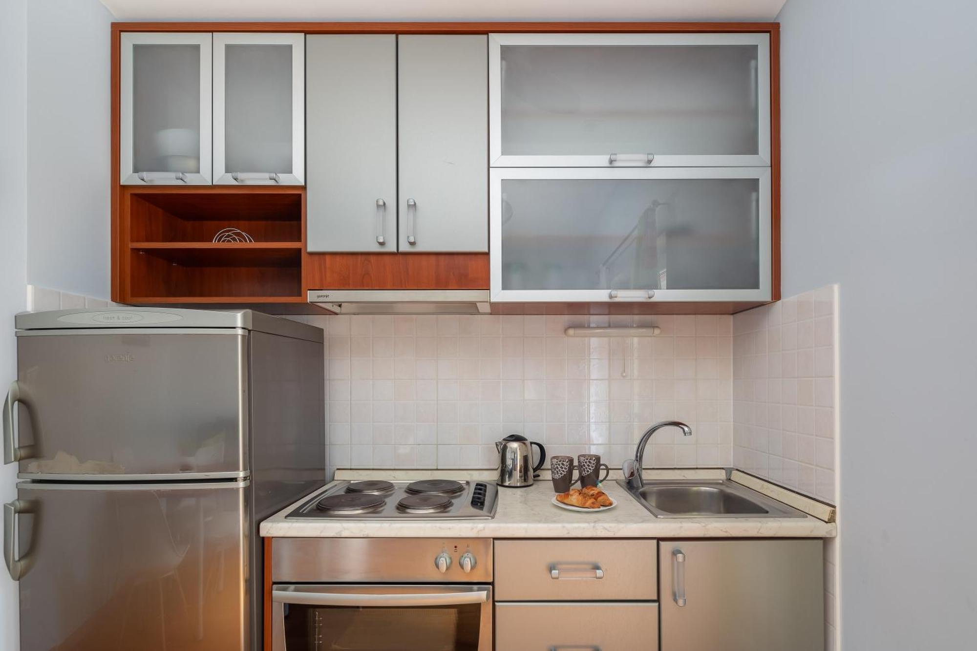 Brkic Apartments With Private Parking Макарска Стая снимка