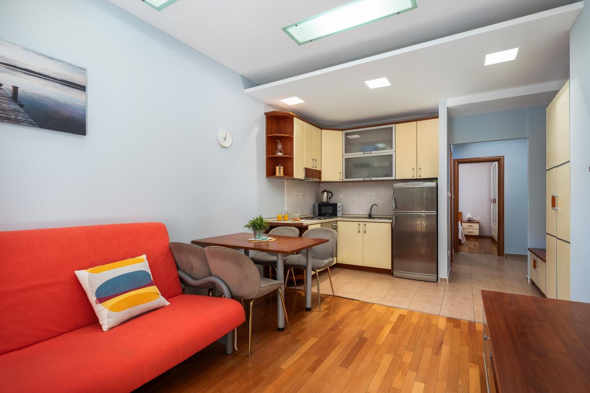 Brkic Apartments With Private Parking Макарска Стая снимка