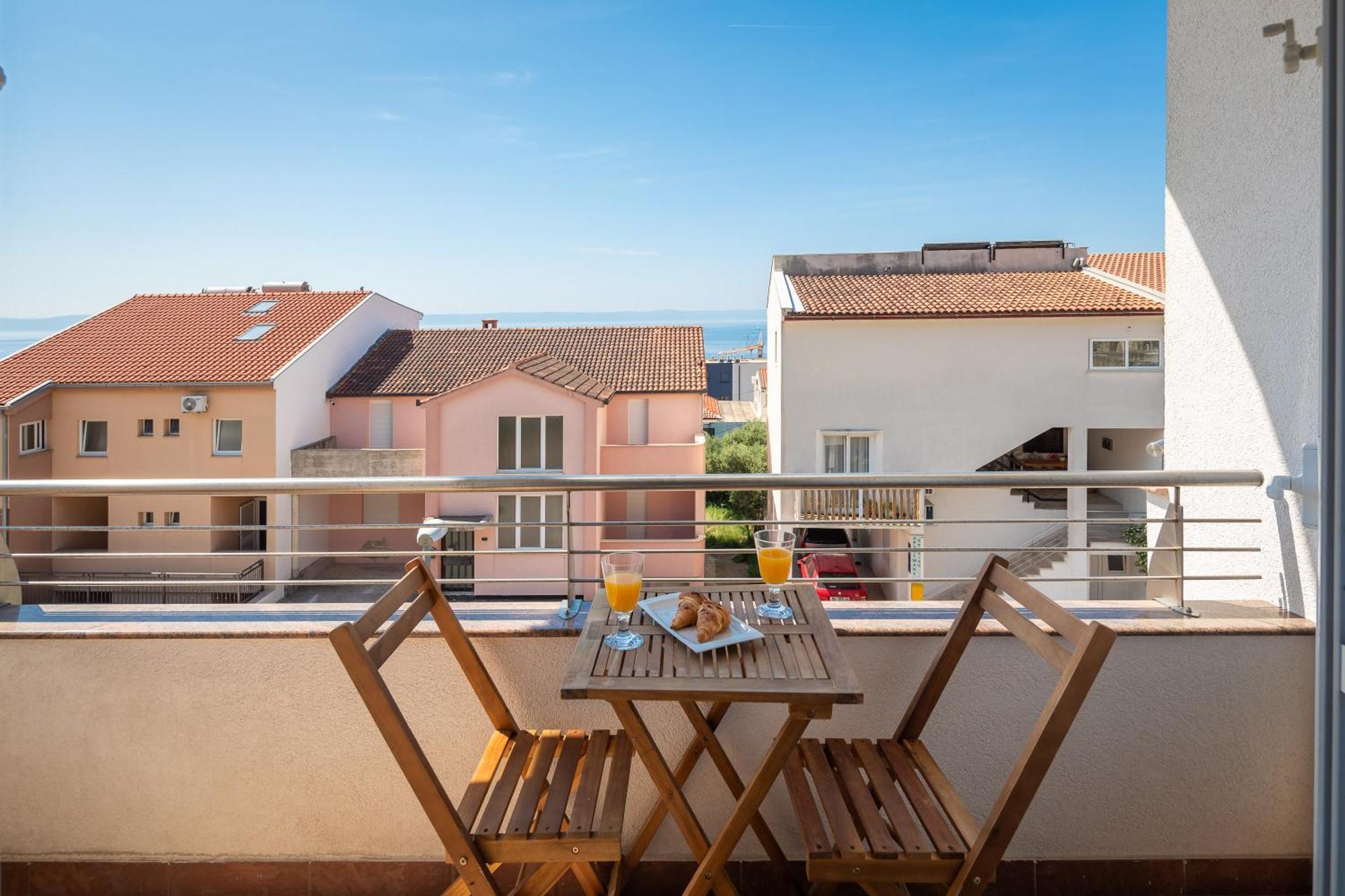 Brkic Apartments With Private Parking Макарска Стая снимка