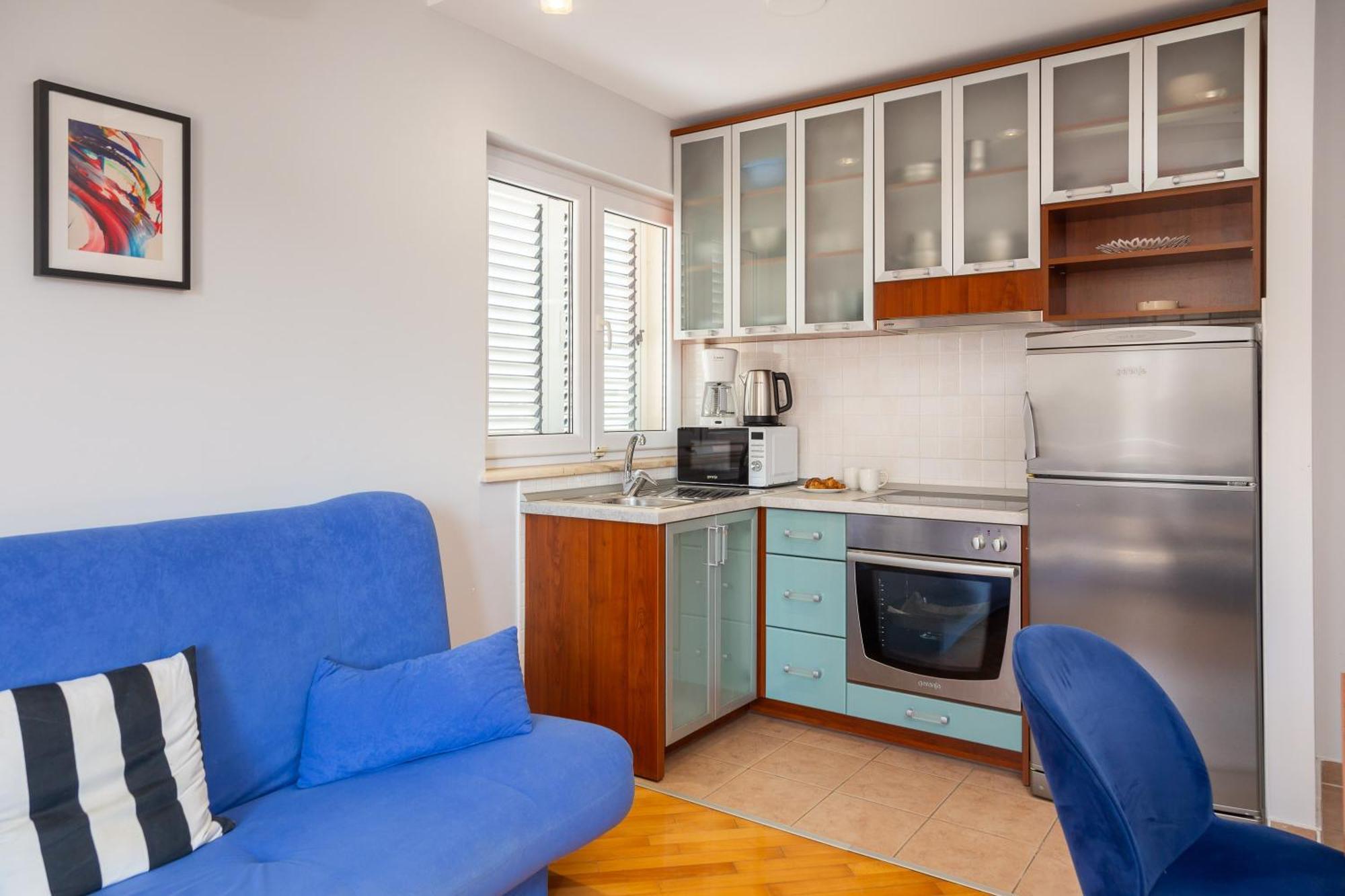 Brkic Apartments With Private Parking Макарска Стая снимка