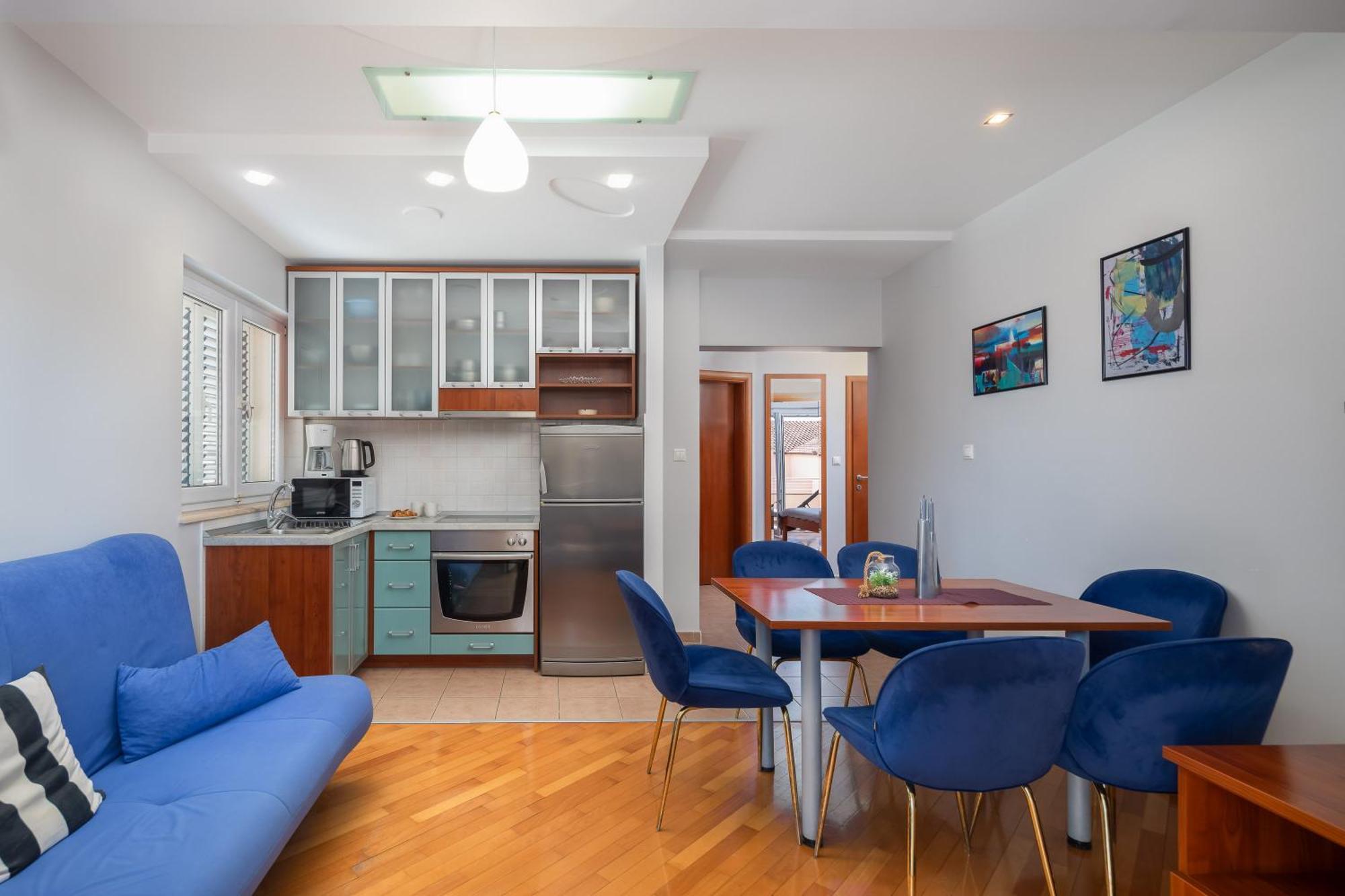 Brkic Apartments With Private Parking Макарска Стая снимка