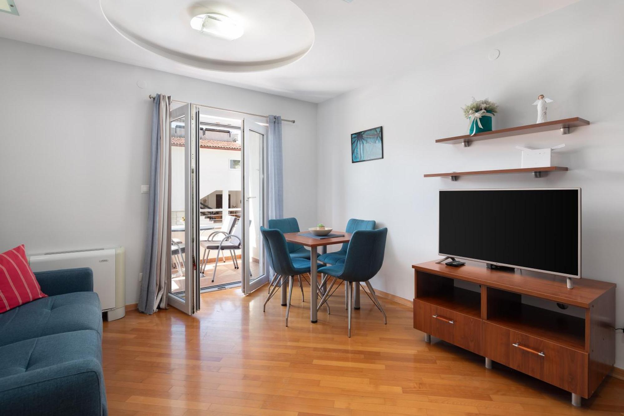 Brkic Apartments With Private Parking Макарска Стая снимка