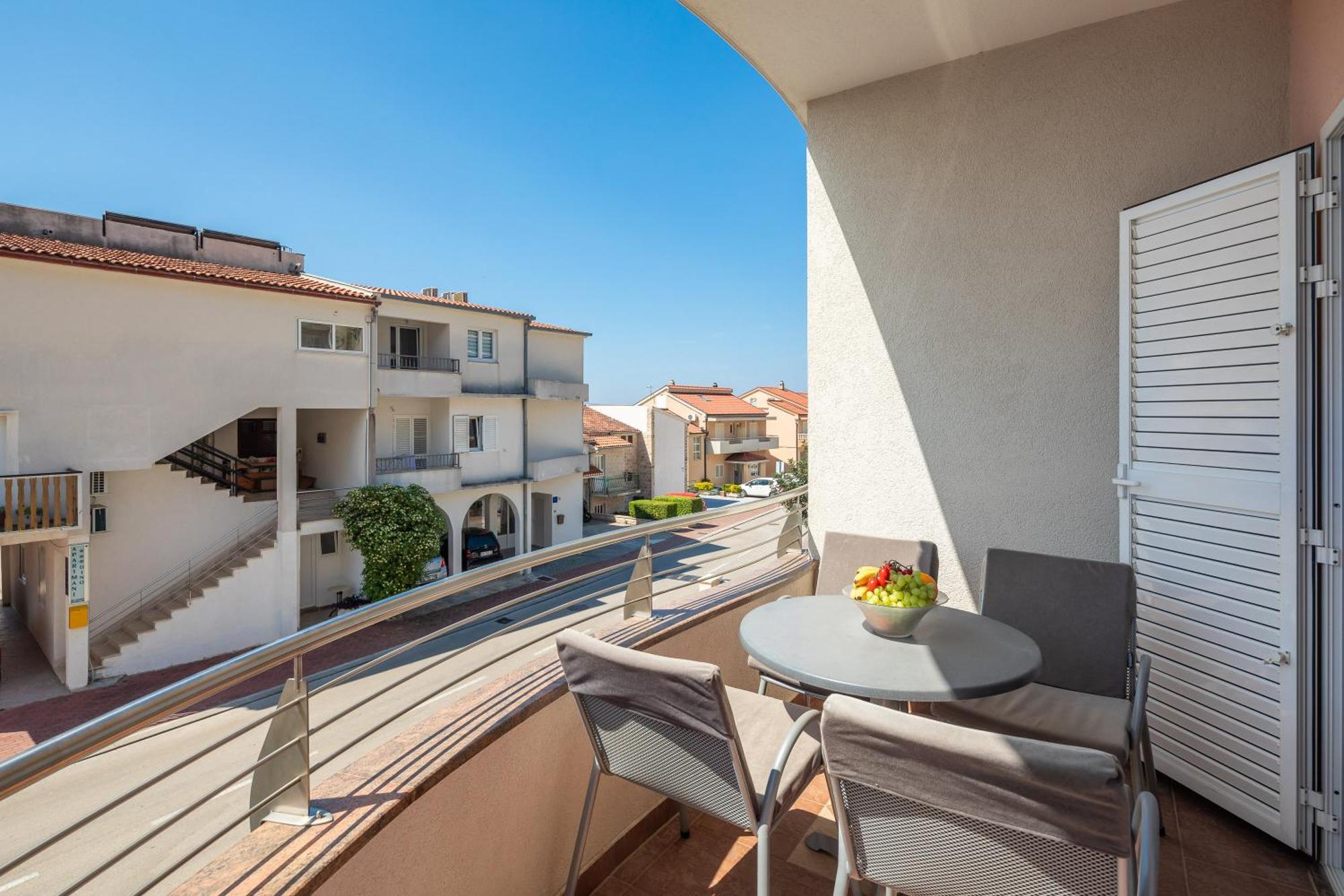 Brkic Apartments With Private Parking Макарска Стая снимка