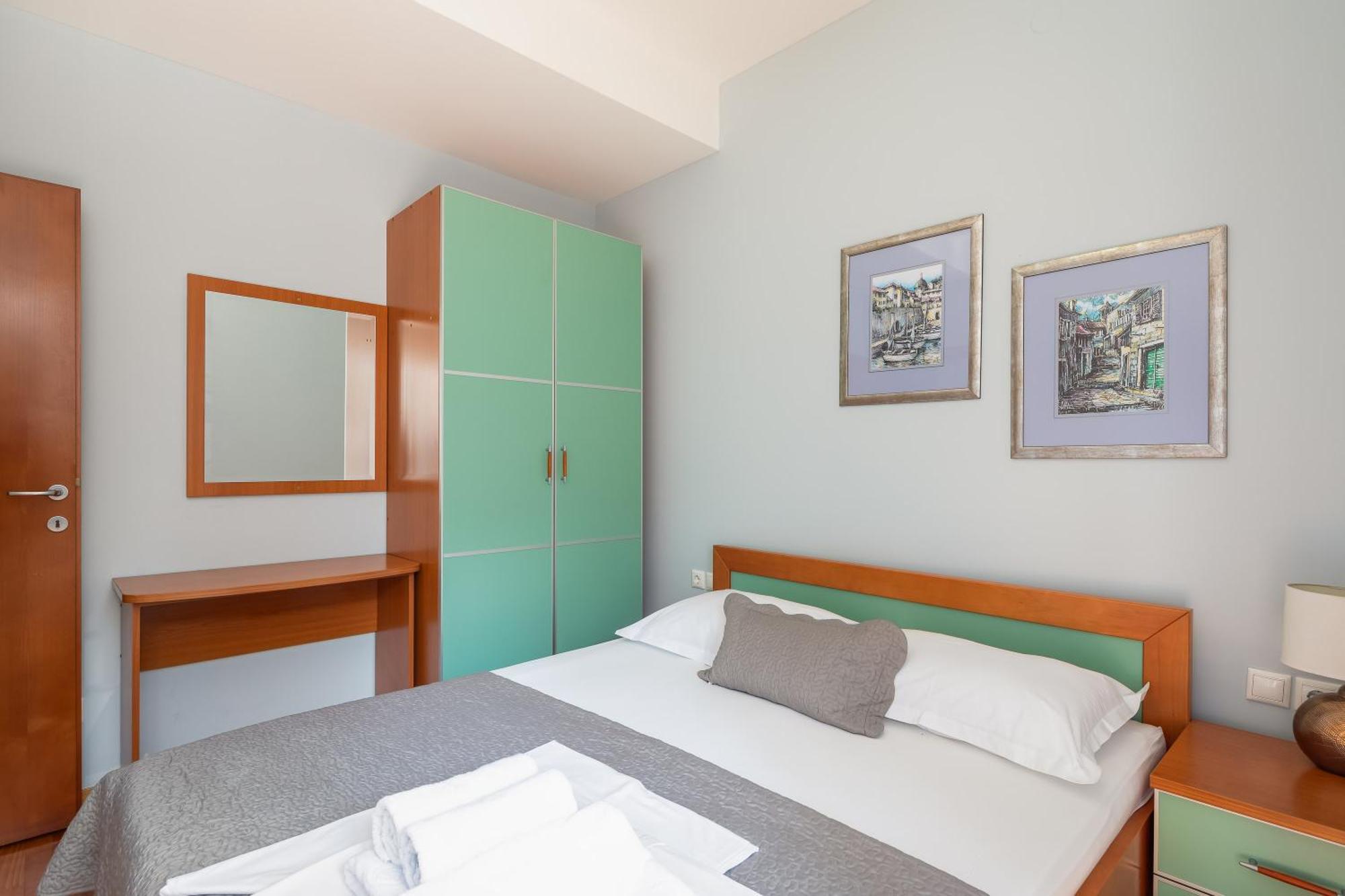 Brkic Apartments With Private Parking Макарска Стая снимка