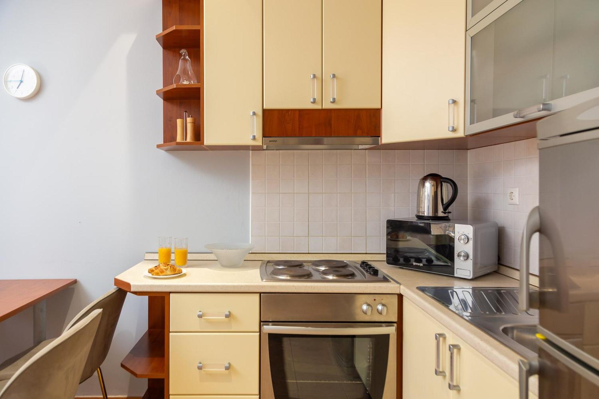 Brkic Apartments With Private Parking Макарска Стая снимка