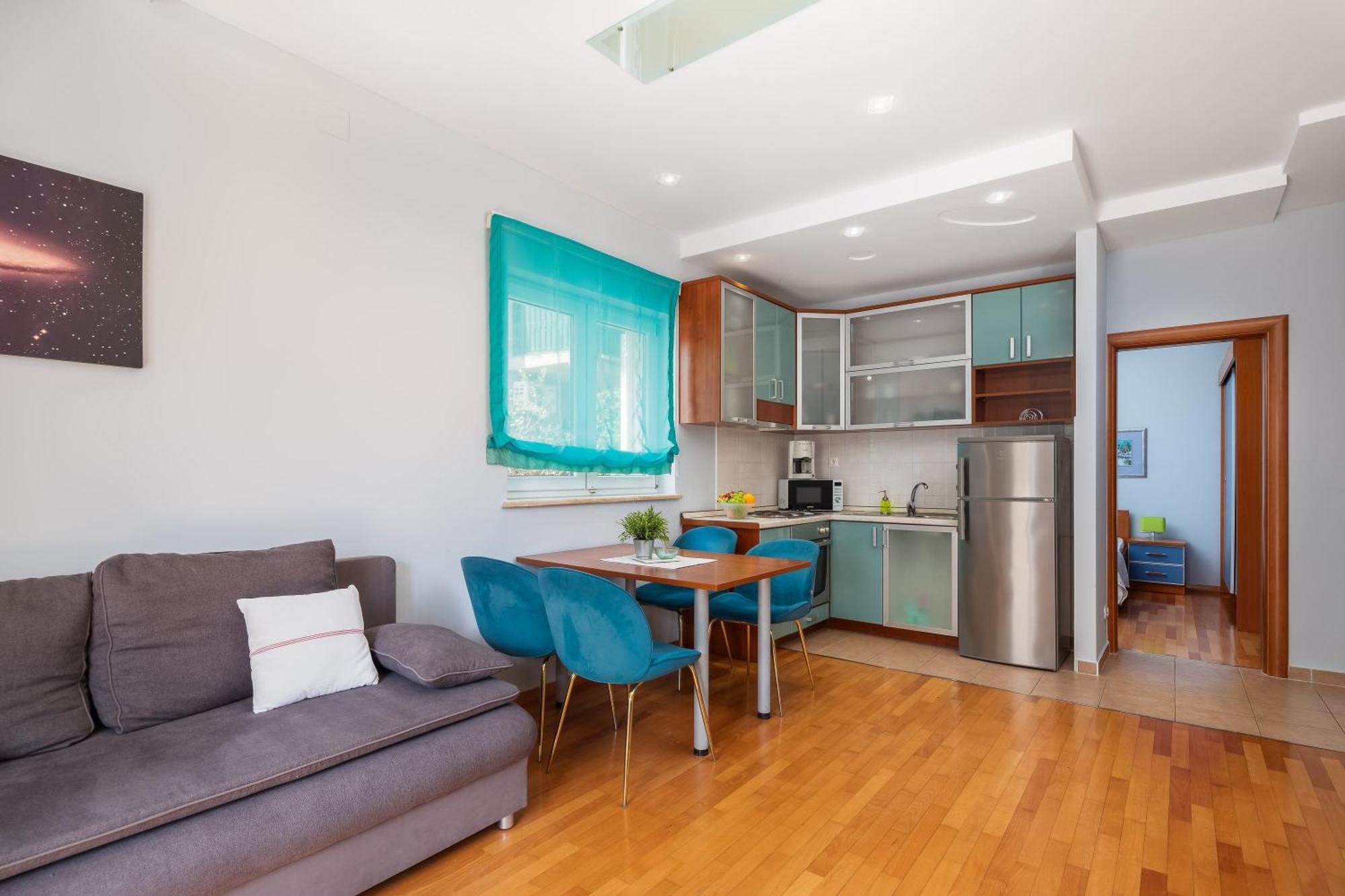 Brkic Apartments With Private Parking Макарска Стая снимка
