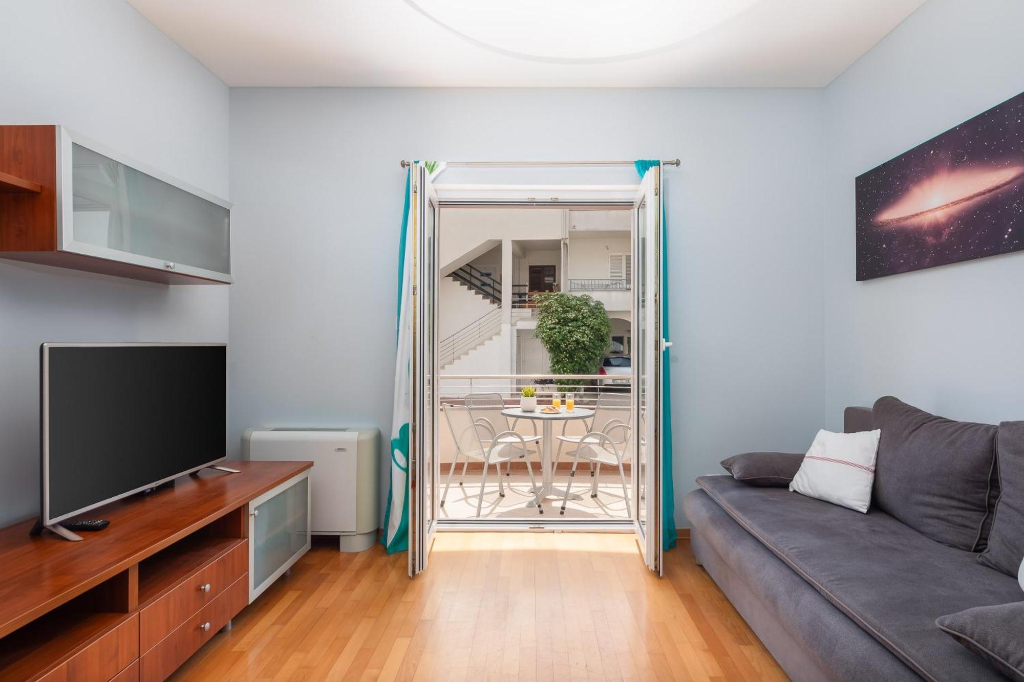 Brkic Apartments With Private Parking Макарска Стая снимка